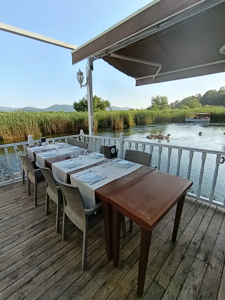 Olta Balık Restoran’da Azmak Nehri’nin hemen kıyısında, sazlıklara bakan hazırlanmış masalar