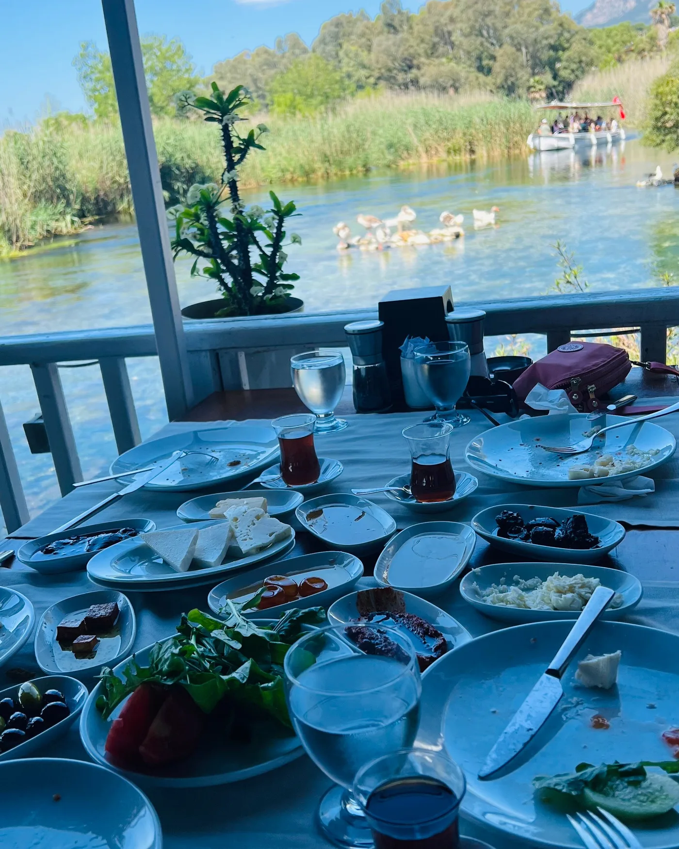 Azmak’a bakan Olta sofrasında serilmiş kahvaltı ve mezeler