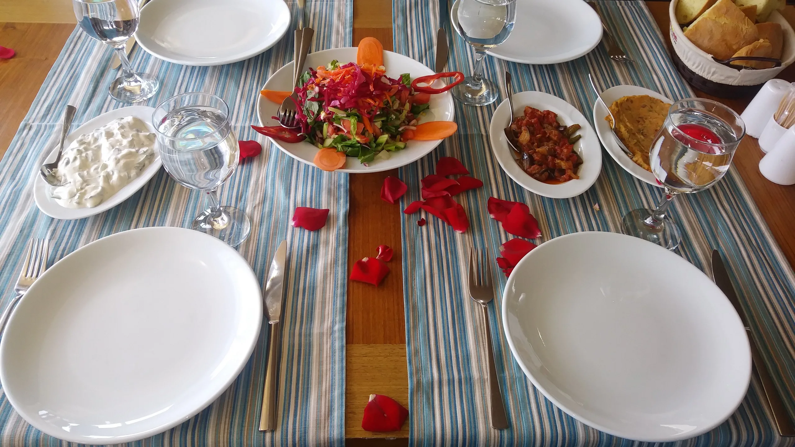 Olta Restaurant’ta özel bir gün için gül yapraklarıyla hazırlanmış masa