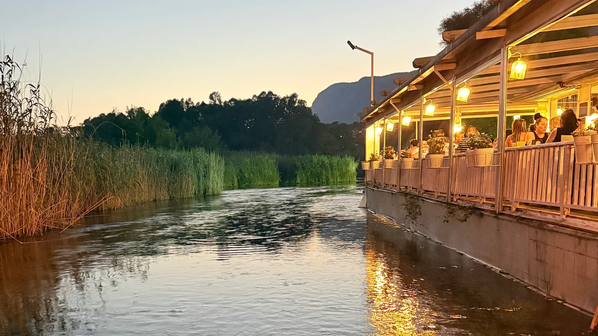 Olta Balık Restoran'ın Azmak Nehri kıyısındaki terası