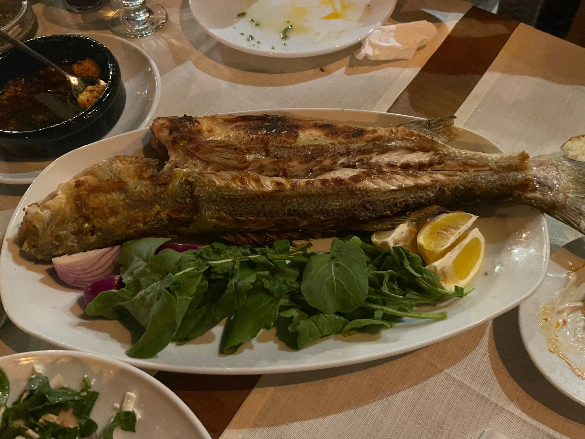 Olta Restaurant’ta tabakta servis edilen bütün ızgara levrek